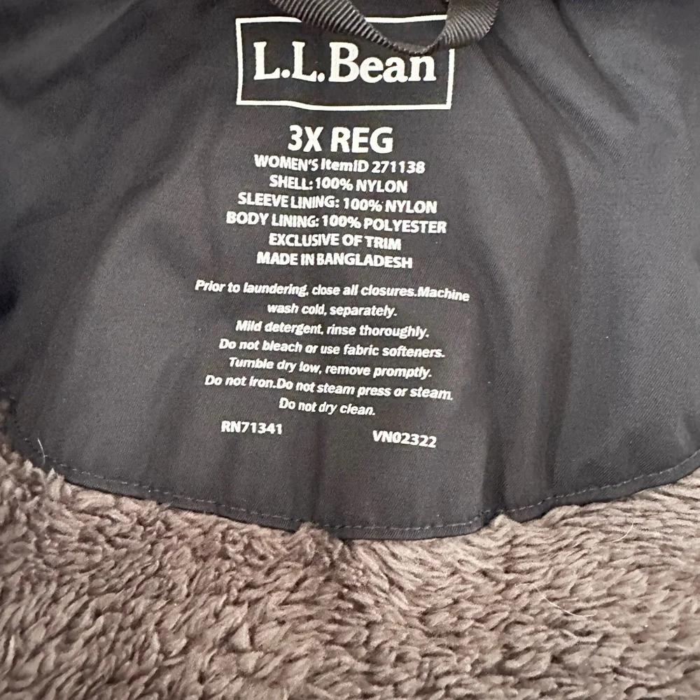 L.L.Bean Women's Winter Warmer coat in black with a fleece lining. - Picture 2 of 2
